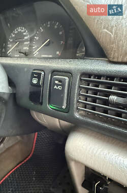 Седан Mazda 323 1995 в 