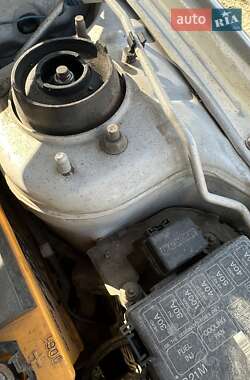 Хэтчбек Mazda 323 1997 в 