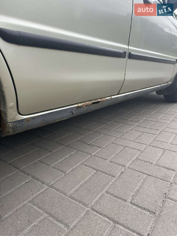 Седан Mazda 323 1998 в Черкасах