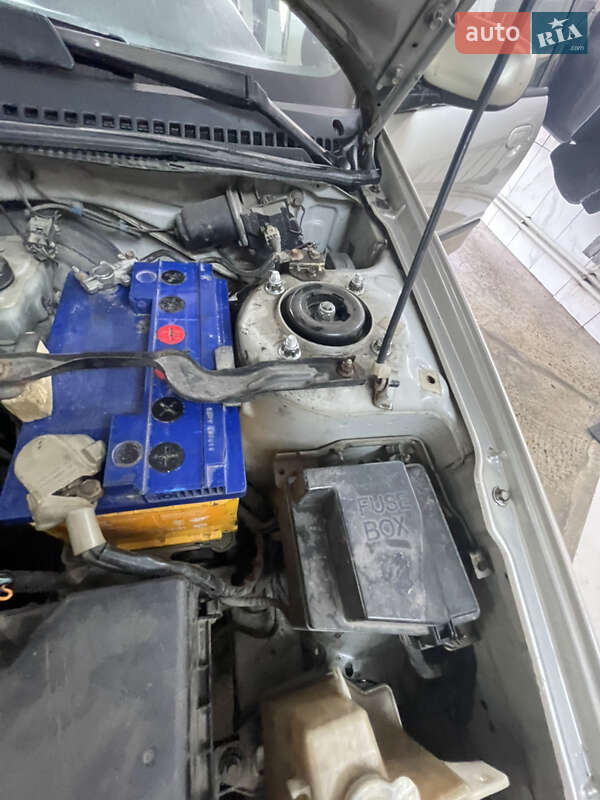 Седан Mazda 323 1998 в Черкасах