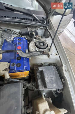 Седан Mazda 323 1998 в 