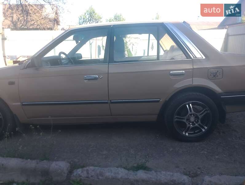 Седан Mazda 323 1987 в 