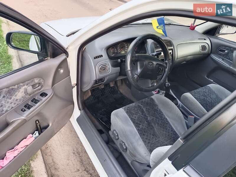 Седан Mazda 323 1999 в Белзі