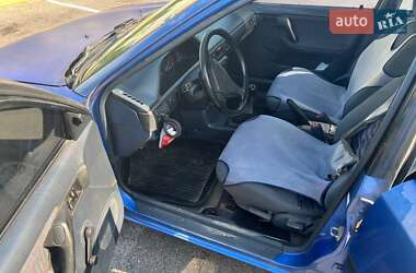 Седан Mazda 323 1991 в 