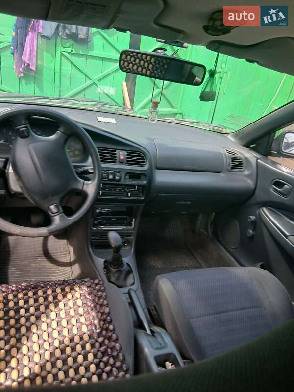 Седан Mazda 323 1995 в Кореці
