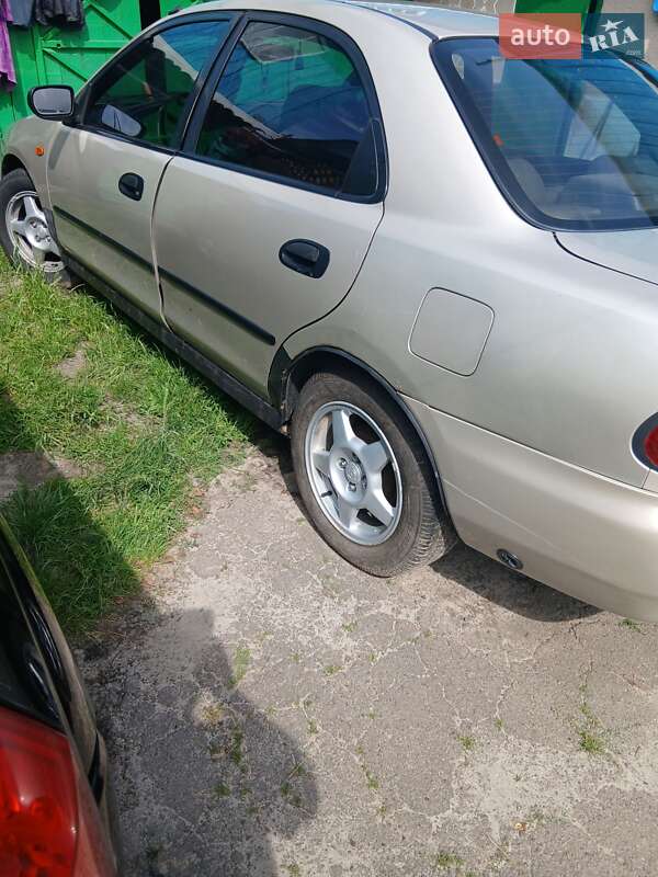Седан Mazda 323 1995 в Кореці