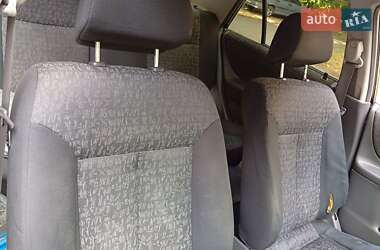 Седан Mazda 323 1999 в 