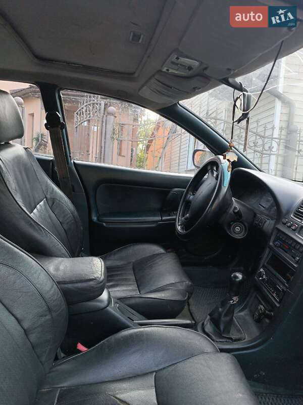 Хэтчбек Mazda 323 1997 в 