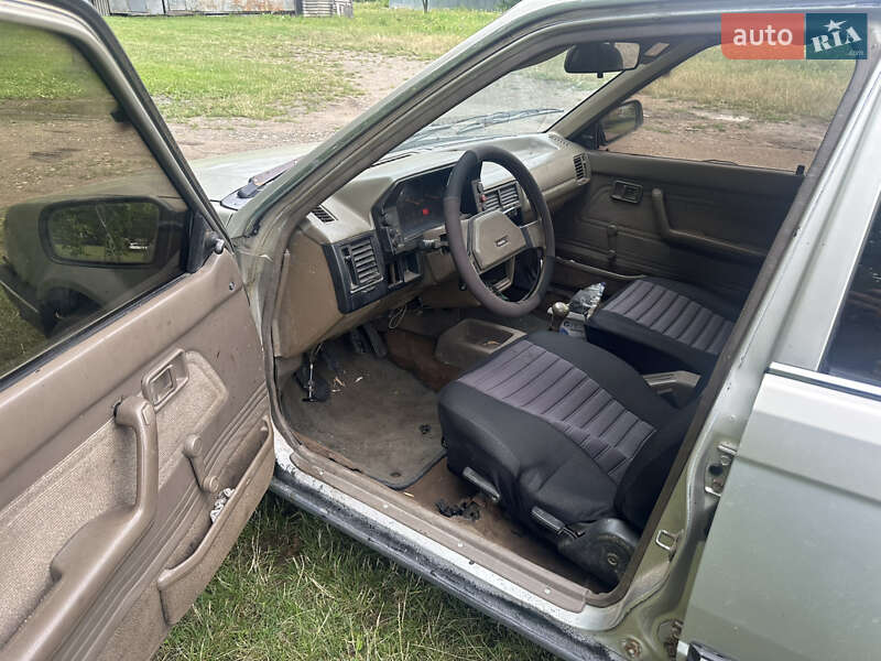 Седан Mazda 323 1989 в Черновцах