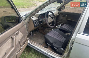Седан Mazda 323 1989 в 