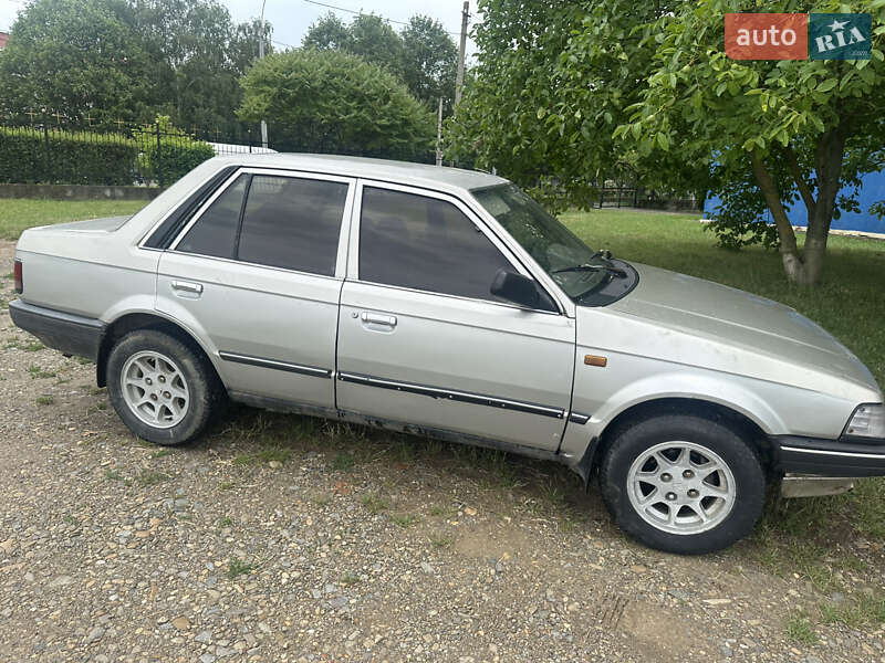 Седан Mazda 323 1989 в Черновцах