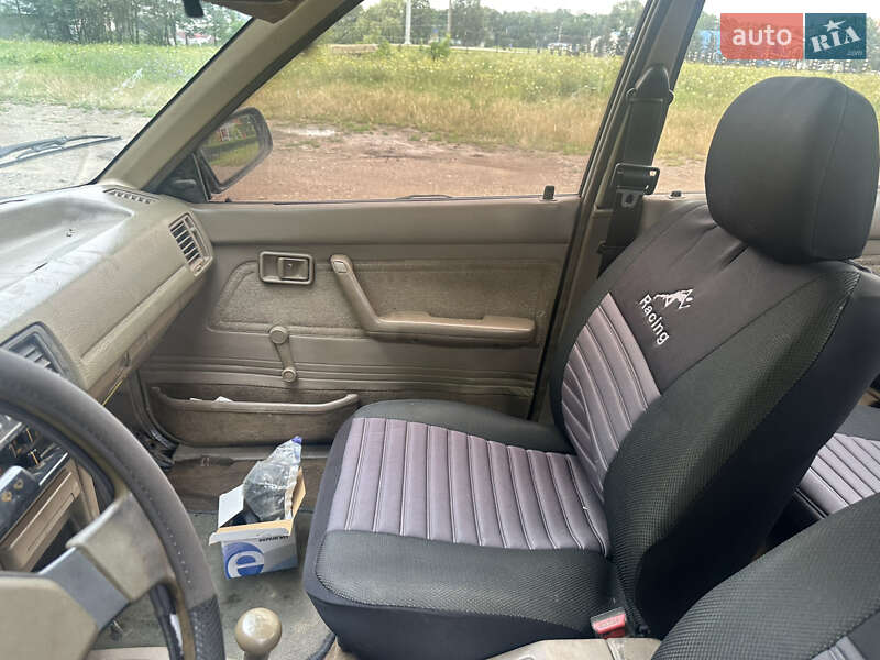 Седан Mazda 323 1989 в Черновцах