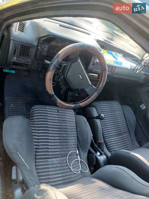 Хэтчбек Mazda 323 1987 в Ровно