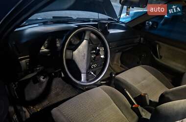 Седан Mazda 323 1990 в 