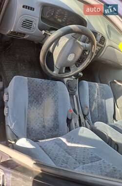 Хэтчбек Mazda 323 2000 в 