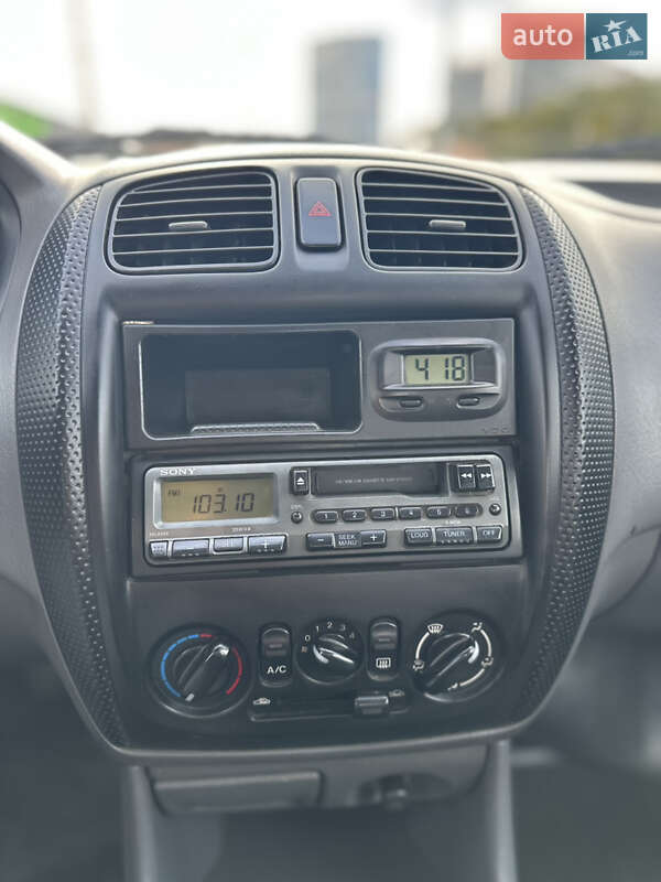 Седан Mazda 323 1999 в Киеве