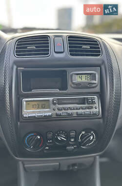 Седан Mazda 323 1999 в 