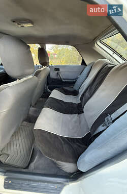 Хэтчбек Mazda 323 1990 в 