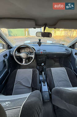Хэтчбек Mazda 323 1990 в 