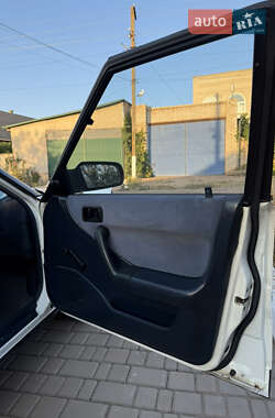 Хэтчбек Mazda 323 1990 в 