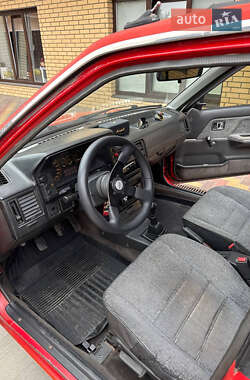 Седан Mazda 323 1988 в 
