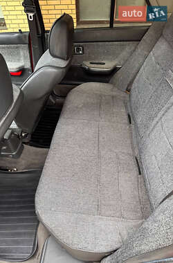 Седан Mazda 323 1988 в 
