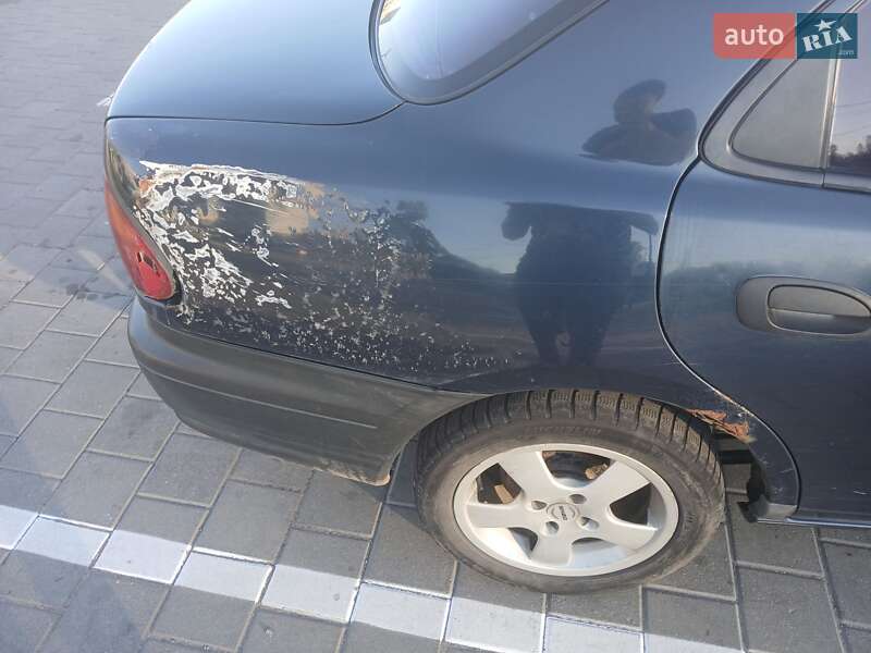 Седан Mazda 323 1998 в Черкассах