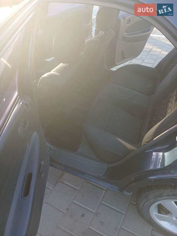 Седан Mazda 323 1998 в Черкассах