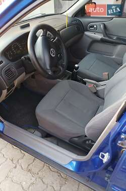Хэтчбек Mazda 323 2003 в 