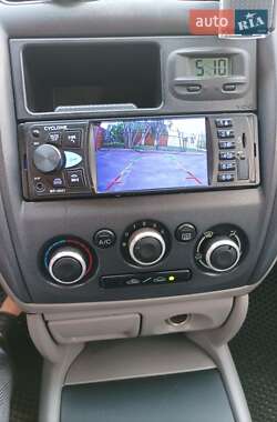 Хэтчбек Mazda 323 2003 в 