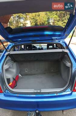 Хэтчбек Mazda 323 2003 в 