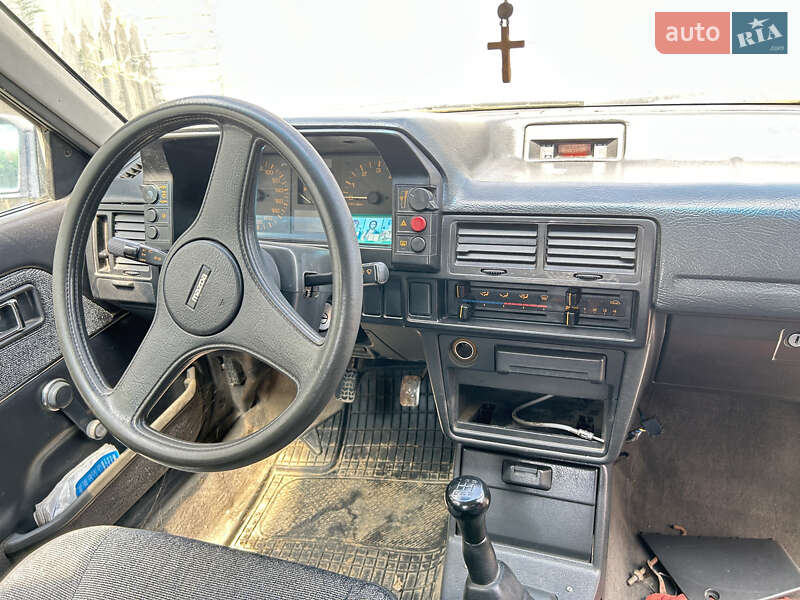 Хэтчбек Mazda 323 1988 в Каменец-Подольском