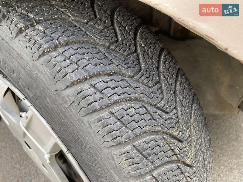 Седан Mazda 323 1996 в Ровно