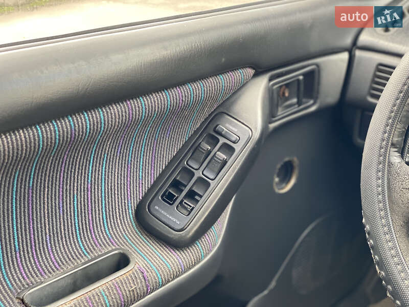 Седан Mazda 323 1996 в Ровно