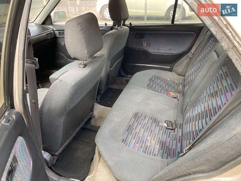 Седан Mazda 323 1996 в Ровно