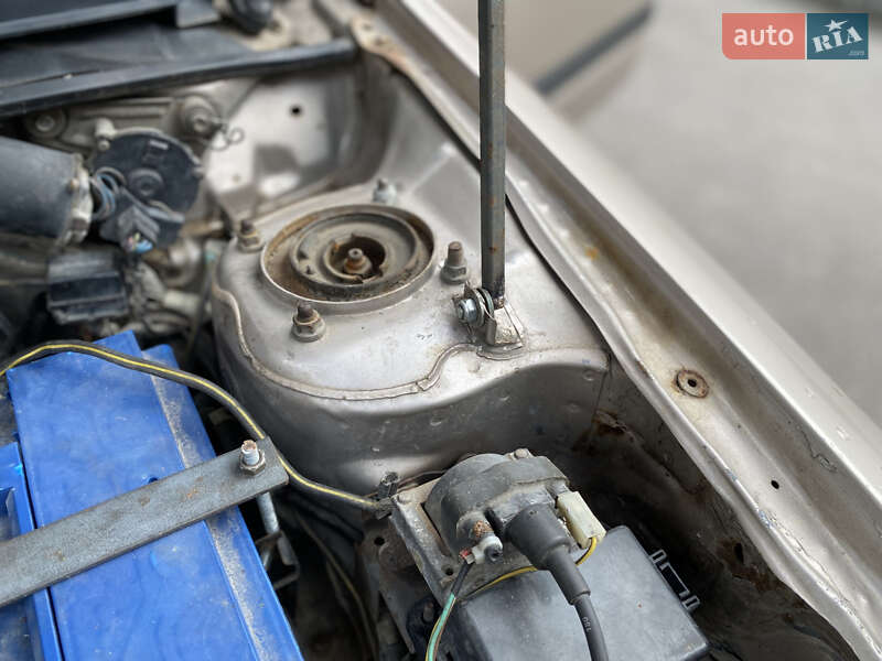 Седан Mazda 323 1996 в Ровно
