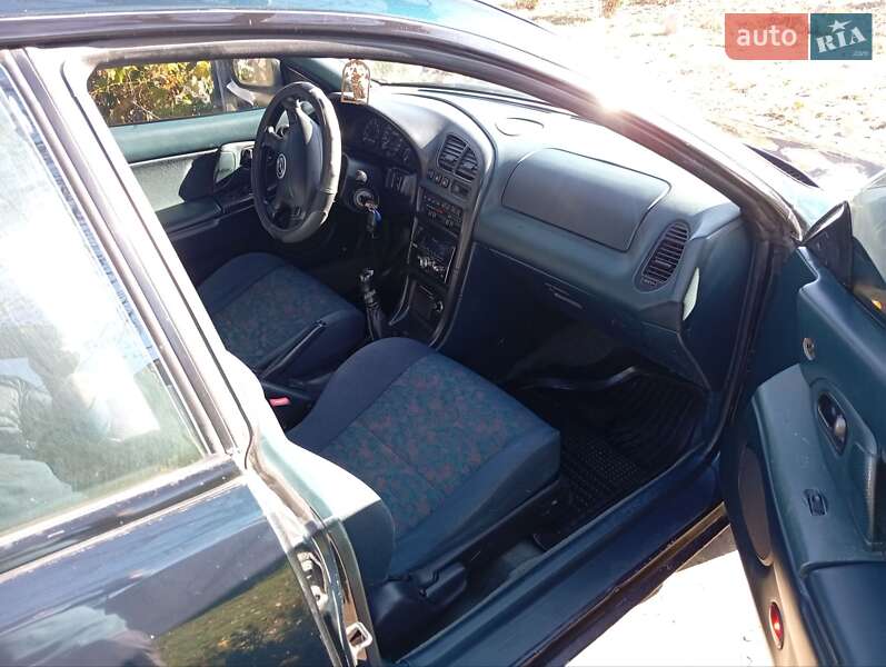 Хэтчбек Mazda 323 1994 в Новоселице