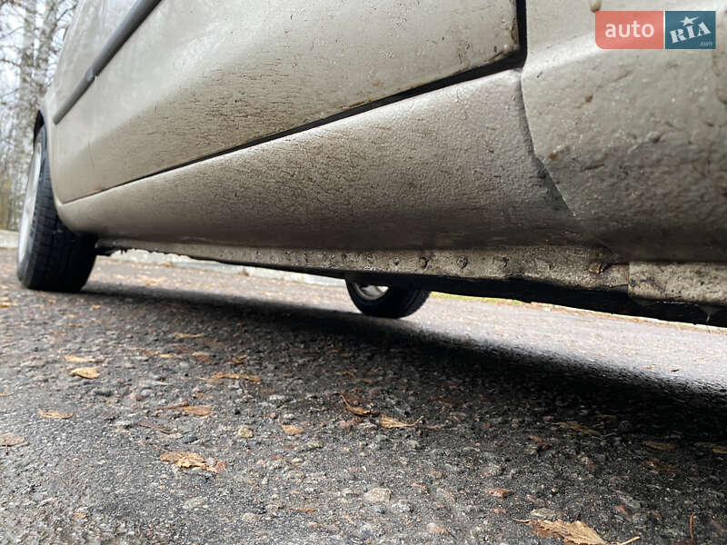 Седан Mazda 323 1999 в Харькове