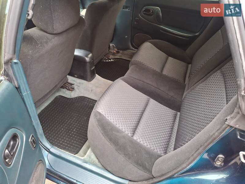 Седан Mazda 323 1996 в Хмельницком
