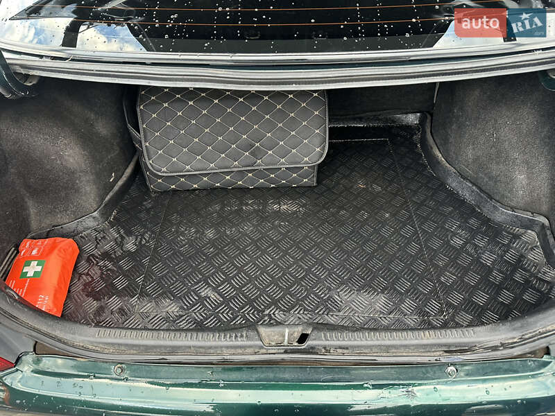 Седан Mazda 323 2003 в Бердичеве