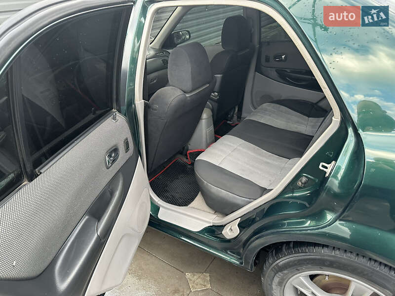 Седан Mazda 323 2003 в Бердичеве