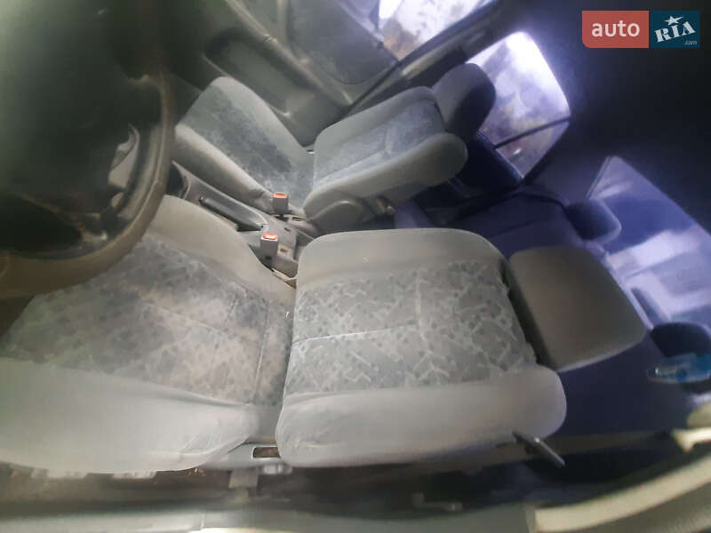 Седан Mazda 323 1998 в Бишеві