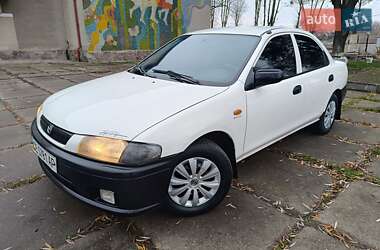 Седан Mazda 323 1998 в Чернівцях