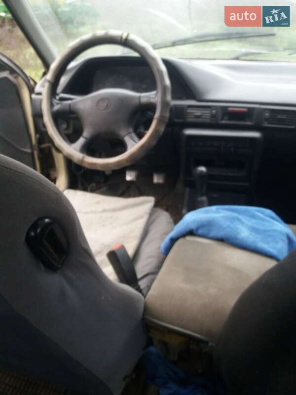 Седан Mazda 323 1992 в Новомиргороде