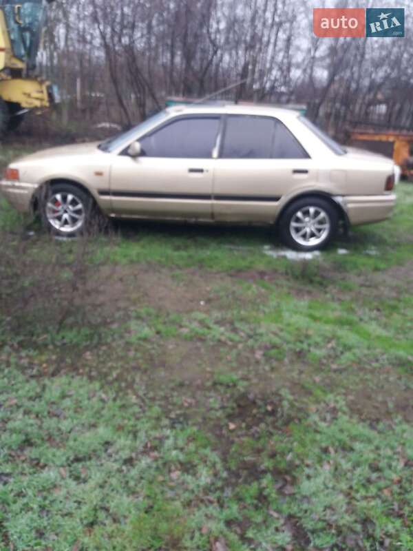 Седан Mazda 323 1992 в Новомиргороде