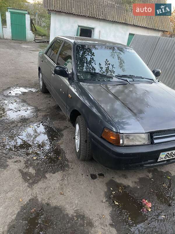 Седан Mazda 323 1990 в Дніпрі