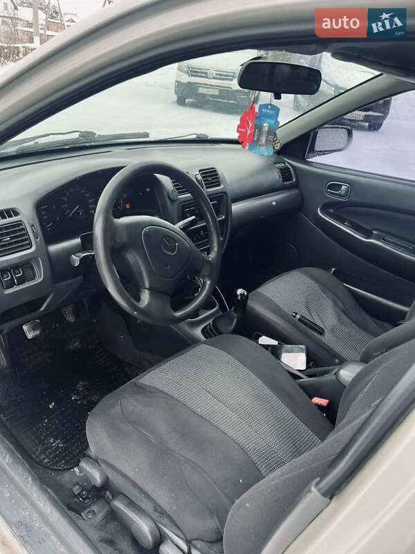 Седан Mazda 323 1997 в Иваничах