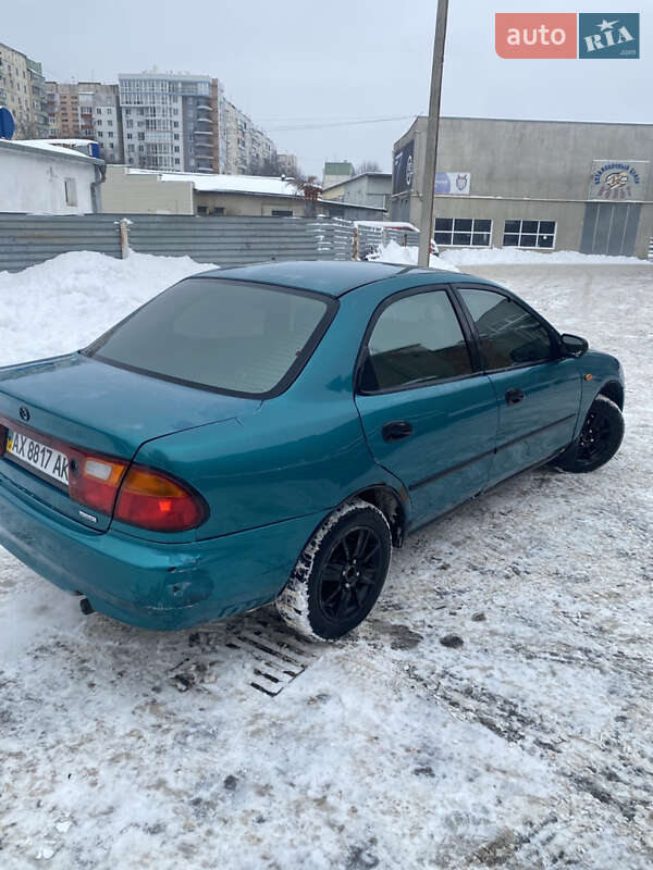 Седан Mazda 323 1996 в Черновцах