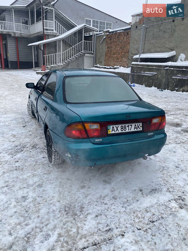 Седан Mazda 323 1996 в Черновцах