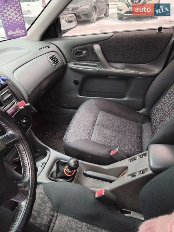 Седан Mazda 323 1999 в Уланові